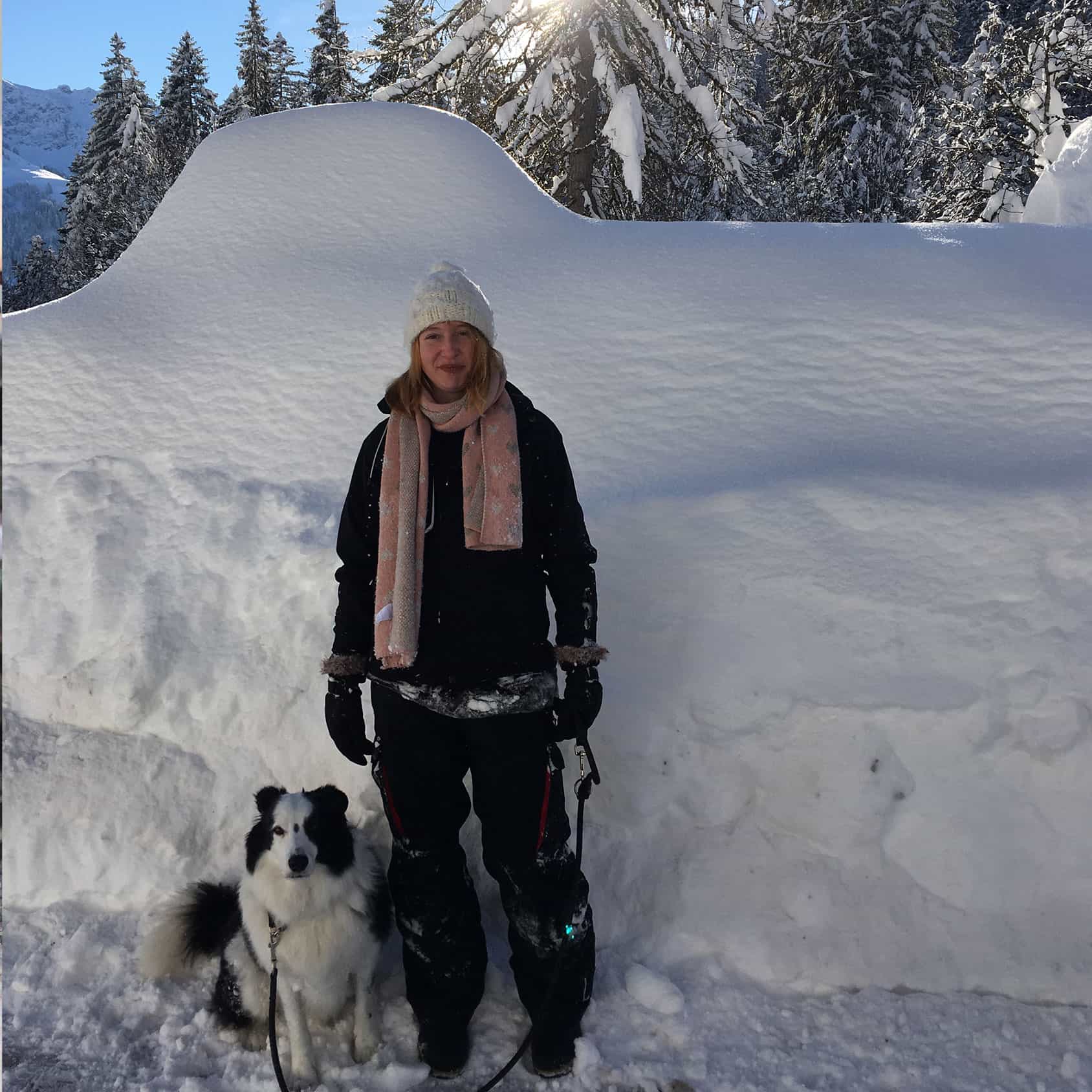 Viktoria mit ihrem Hund bei einer Schneewanderung